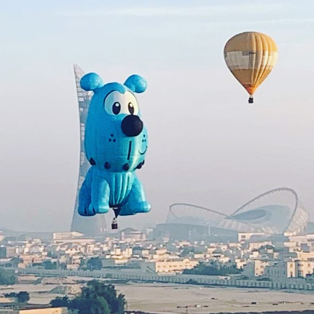 mauriciodesousa's tweet photo. O Bidu Ballon voa pela primeira vez pelos céus de Doha, no Catar. Esta é a 2ª edição do Festival de Balonismo no país. E o Bidu é o único representando a América Latina. Já que não temos asas, é uma maneira de voar. https://t.co/Or3b1Nvo1I