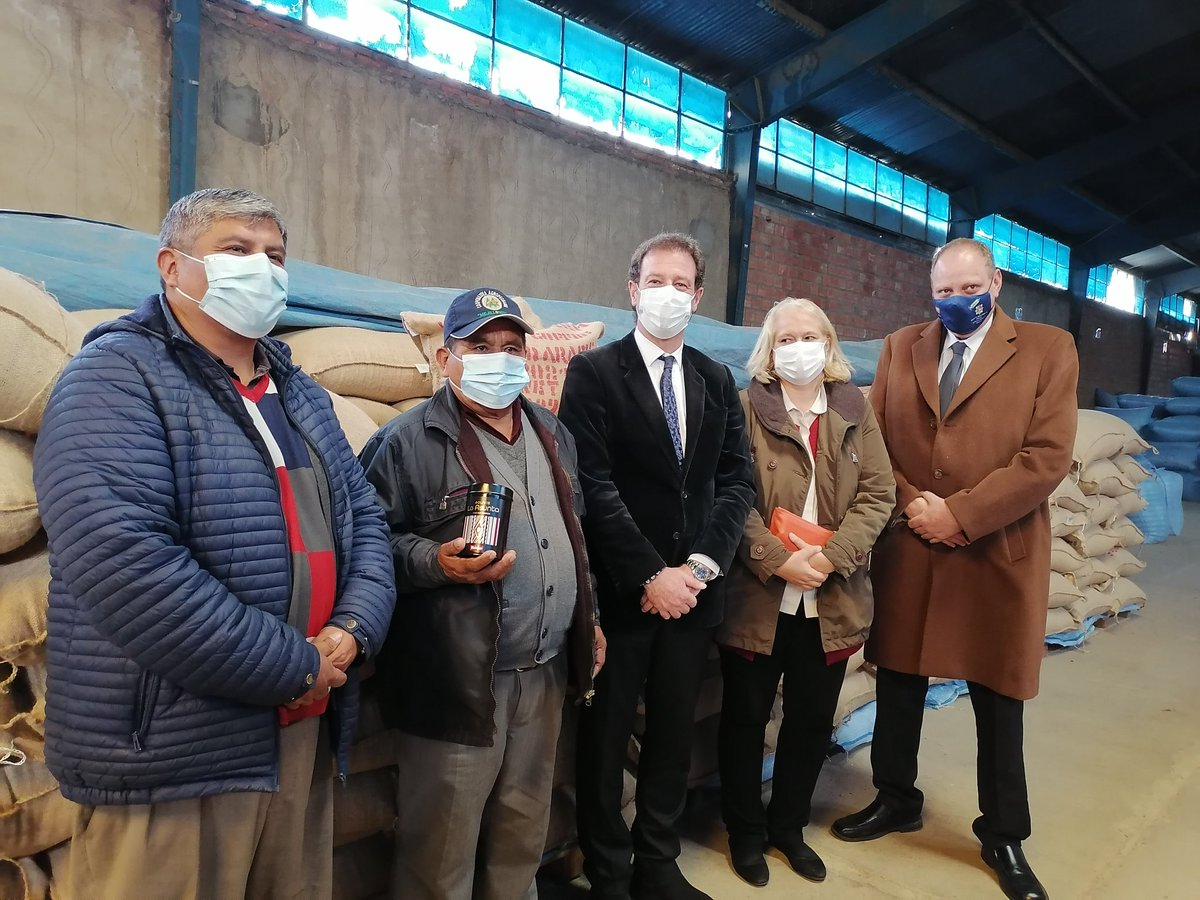 UNODCBolivia's tweet photo. @UNODCBolivia, @FranceBolivie y @MRE_Bolivia visitan la planta de beneficiado del café donde se envasan las 19 toneladas de café de  La Asunta que se exportarán a Francia para la empresa Malongo. https://t.co/ntVO4w8v4z