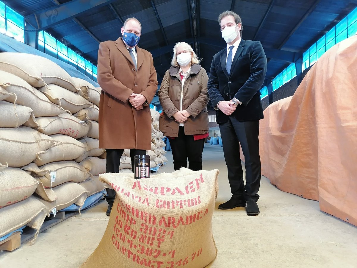 <a href="/UNODCBolivia/">UNODC Bolivia</a>, <a href="/FranceBolivie/">France en Bolivie</a> y <a href="/MRE_Bolivia/">Cancillería de Bolivia 🇧🇴</a> visitan la planta de beneficiado del café donde se envasan las 19 toneladas de café de  La Asunta que se exportarán a Francia para la empresa Malongo.