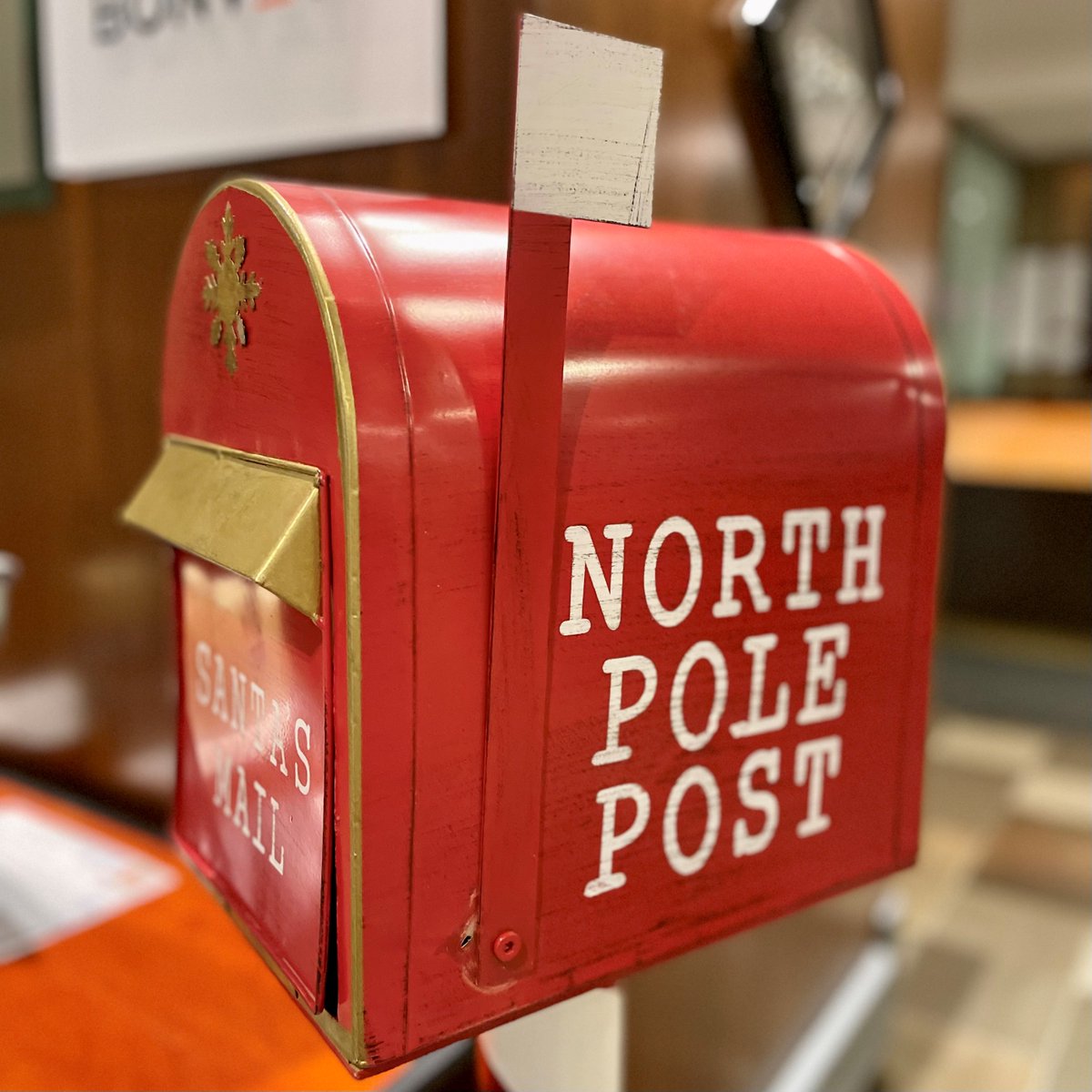 Santa's mailbox has appeared in our lobby! Write a letter to Santa during your stay this holiday season. 🎅 🎄