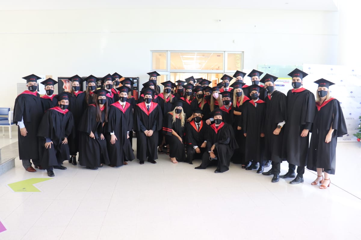 AustralDerecho's tweet photo. ¡Todos listos! Graduados de la Maestría en Derecho Tributario en #ModoPandemia y una primera foto todos juntos antes de iniciar el cortejo #SomosAustral #AustralDerecho #MaestríaDerechoTributario https://t.co/w04bQBkmiN
