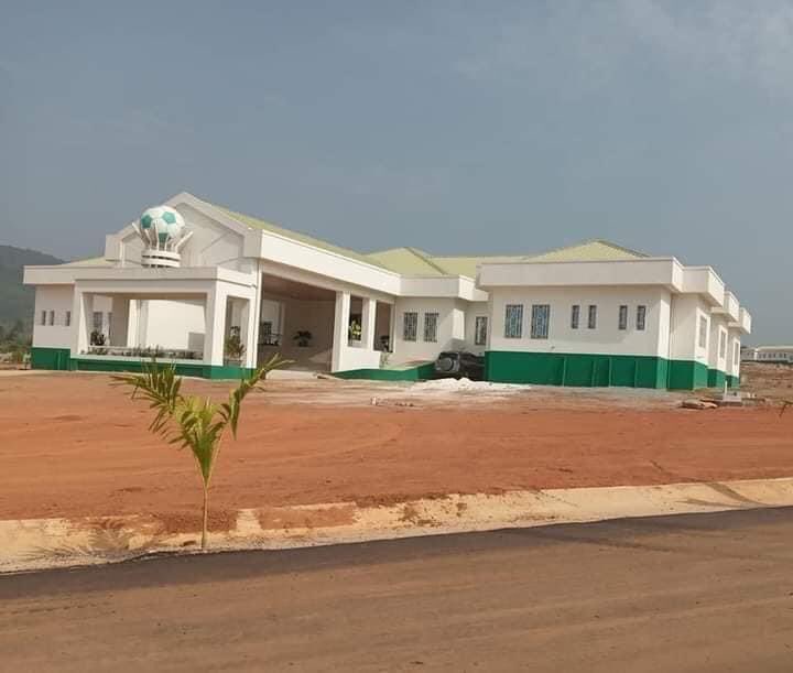 bagoubarryGN's tweet photo. #Guinee
Avec l’ouverture très prochaine de l’Academie construite par @Kpcofficiel à Khorira (#Dubreka), la pratique du football ⚽️ dans les rues va diminuer un peu. La deuxième académie moderne après celle de Antonio situé elle aussi à Dubréka. C’est la Guinée qui gagne ! https://t.co/chtId8Kc9A