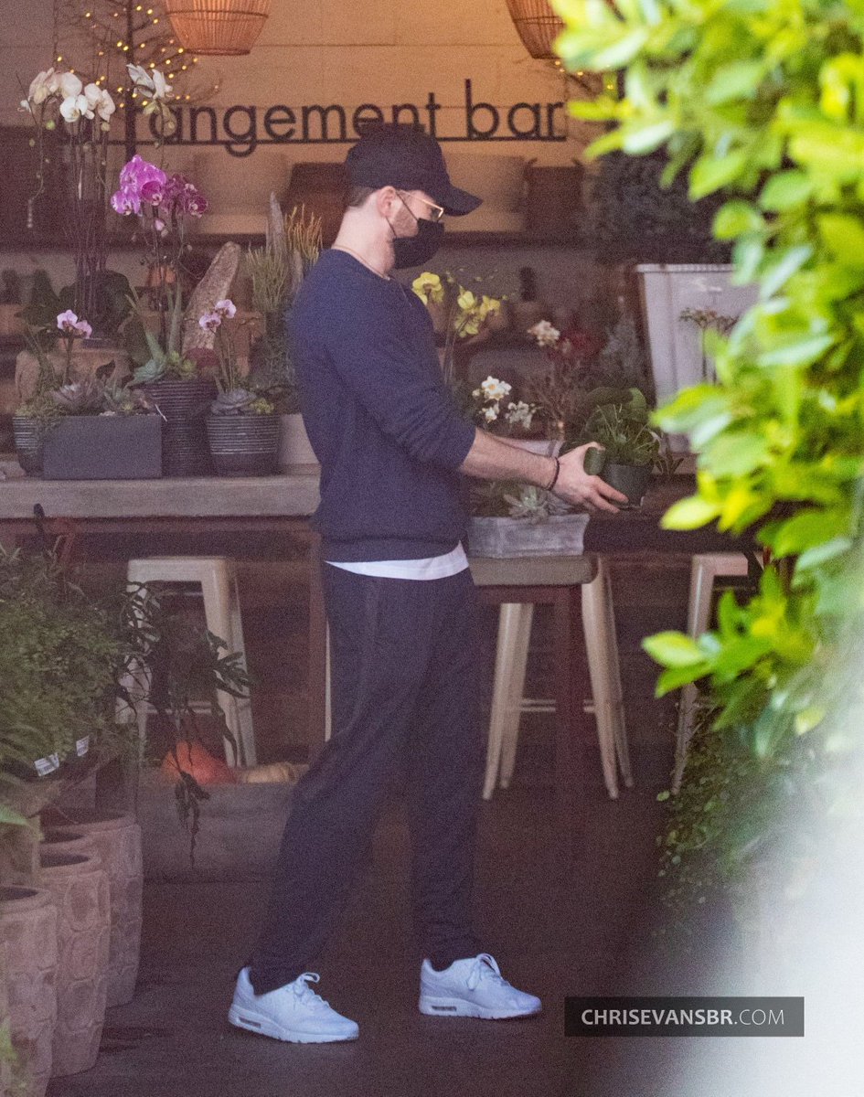 CevansContents's tweet photo. 📸| New 
Chris Evans Buying Plants at an  Garden Center in LA https://t.co/ct5G9tTuxn