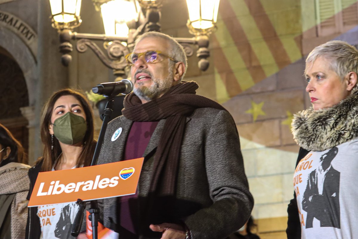 carrizosacarlos's tweet image. Junto a mis compañeros de Cs hemos estado delante de la Generalitat para decir bien claro: L’escola en catalán, sí; en espanyol, també.

Vamos a seguir defendiendo los derechos de los catalanes y de los padres que quieren educar a sus hijos también en español. #NoNosCallarán