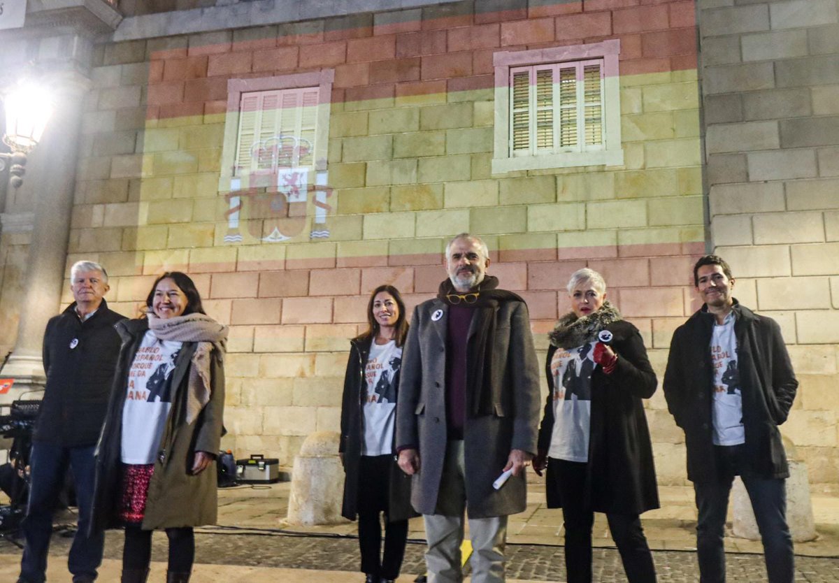 carrizosacarlos's tweet image. Junto a mis compañeros de Cs hemos estado delante de la Generalitat para decir bien claro: L’escola en catalán, sí; en espanyol, també.

Vamos a seguir defendiendo los derechos de los catalanes y de los padres que quieren educar a sus hijos también en español. #NoNosCallarán