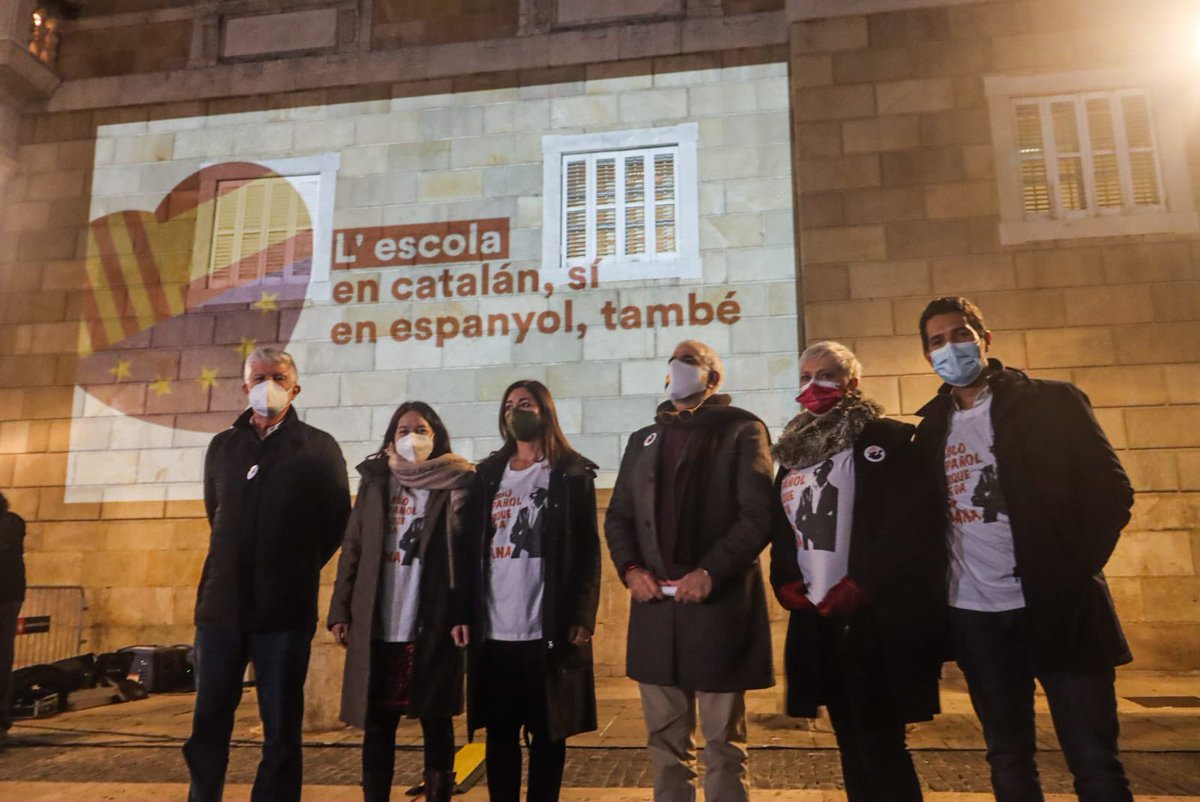 carrizosacarlos's tweet image. Junto a mis compañeros de Cs hemos estado delante de la Generalitat para decir bien claro: L’escola en catalán, sí; en espanyol, també.

Vamos a seguir defendiendo los derechos de los catalanes y de los padres que quieren educar a sus hijos también en español. #NoNosCallarán