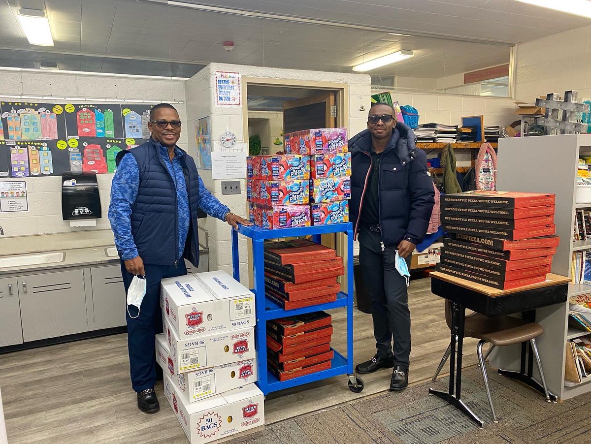 rodd1962's tweet photo. ARM Pavement Services LLC and Jet’s Pizza was spreading joy for the holidays at Rogers Elementary School in Pontiac Michigan. @arm_pavement_services @jetspizza @ross_moore_ https://t.co/dD4NbbJjsr