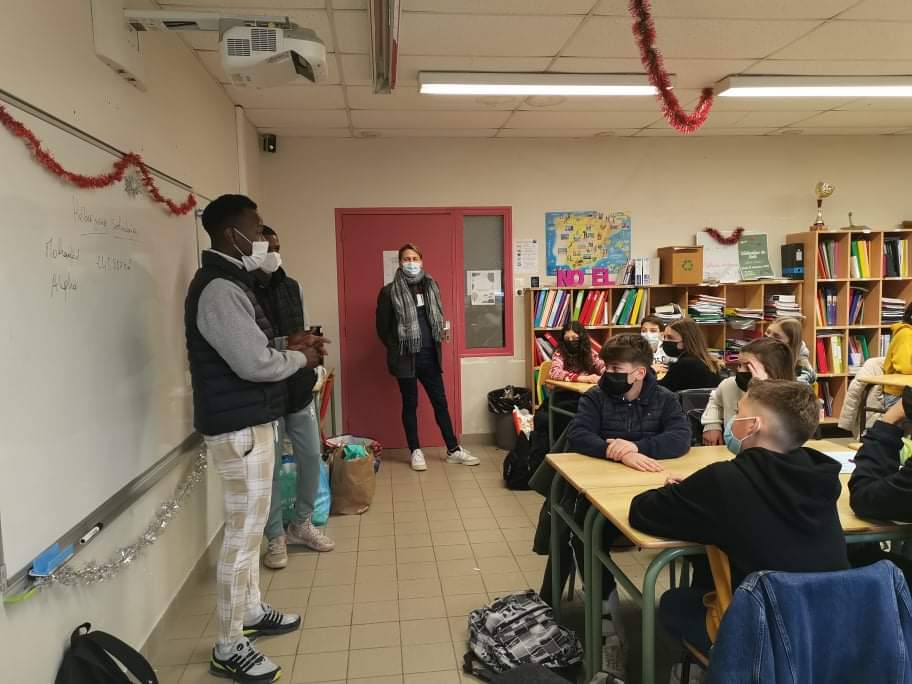Hébergeurs Solidaires 53 (@53hebergeurs) on Twitter photo #solidaritédeNoël.
Merci au collège <a href="/MayenneDonBosco/">Ensemble scolaire Don Bosco Mayenne</a> <a href="/Mayenne_Ville/">Ville de Mayenne</a> pour la Collecte de produits d' hygiènes, masques, chocolats etc...
Témoignages d' Alpha et Mohamed de leurs parcours aux élèves de 4ème.
Présentations des actions de l'association HBS53. #solidaritédeNoël.
Merci au collège <a href="/MayenneDonBosco/">Ensemble scolaire Don Bosco Mayenne</a> <a href="/Mayenne_Ville/">Ville de Mayenne</a> pour la Collecte de produits d' hygiènes, masques, chocolats etc...
Témoignages d' Alpha et Mohamed de leurs parcours aux élèves de 4ème.
Présentations des actions de l'association HBS53.