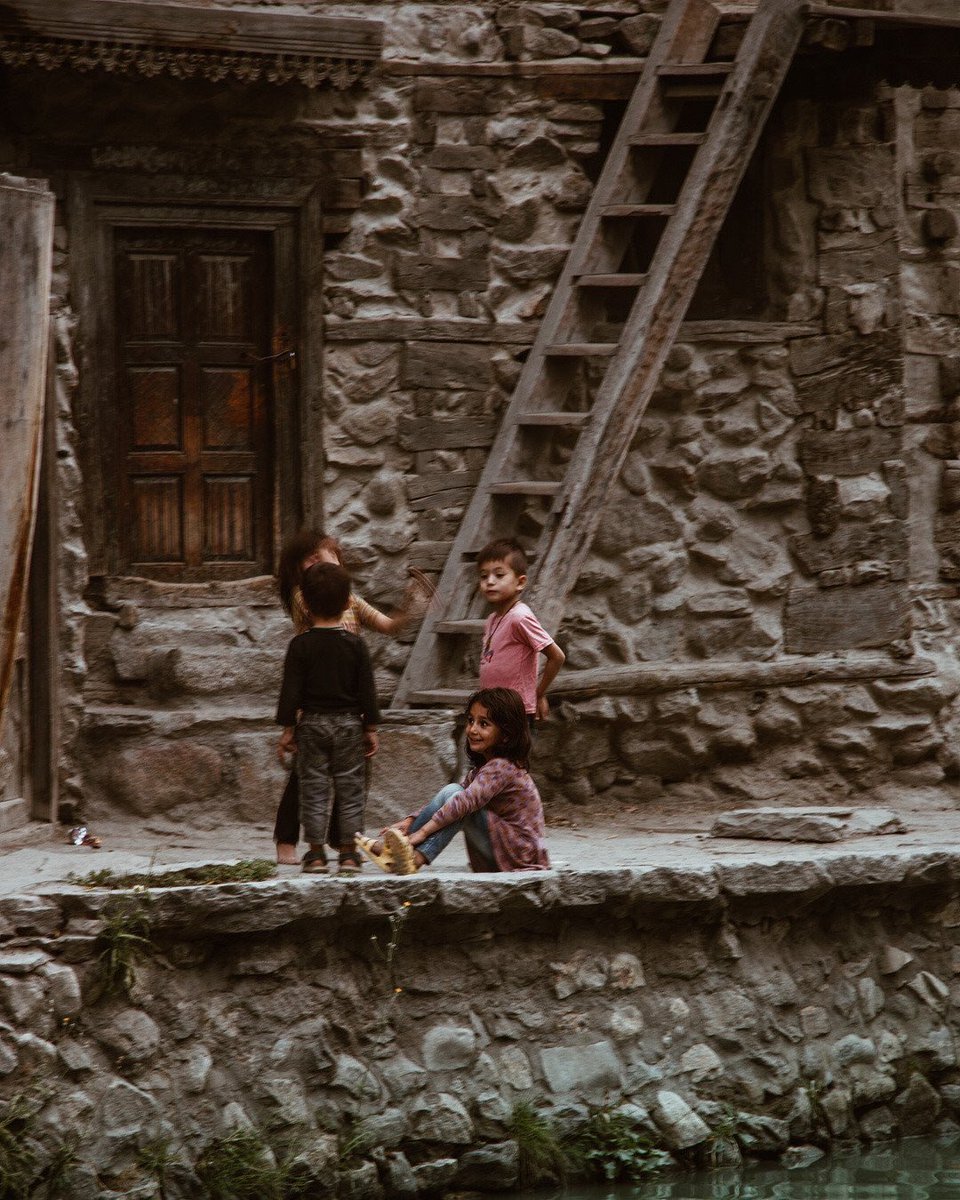 Çocukluğum beni çabucak terk ettiğinde anlamıştım; dünyâ acımasız bir misafirhaneydi.

- Cahit Zarifoğlu