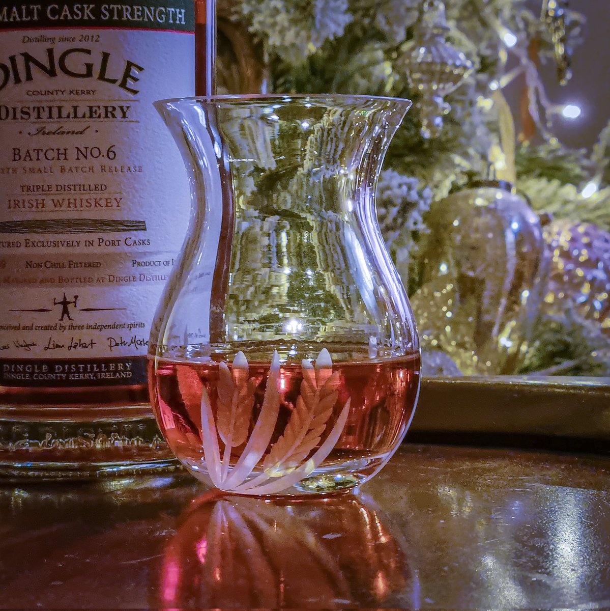 This exquisite piece of craftsmanship is from the guys in Dingle Crystal. Beautiful weight to this class. A great glass for drinking whiskey. It's my first drink with this so it had to be the Cask Strength Batch No 6 Dingle whiskey. #dingle #dingledistillery #dinglewhiskey