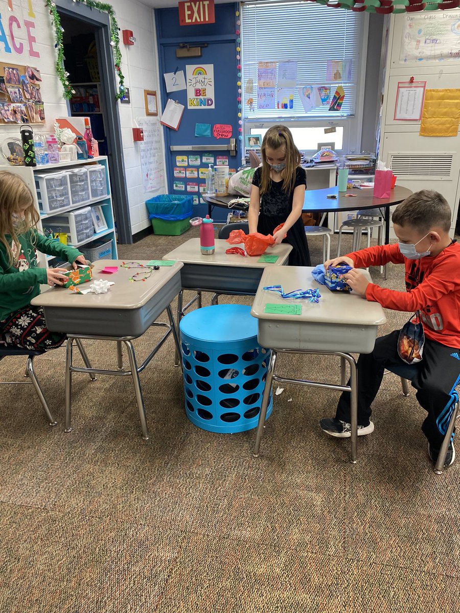 dclingingsmith1's tweet photo. A gingerbread craft, ornament exchange, a couple games, read aloud from some fantastic @PKLVikingsPE students, reindeer food and a holiday snack....a full and very fun way to wrap up our last day before break!!! 🎄❤️ #fabulousfirsties #holidayfun #breakisalmosthere @VV_Voyagers https://t.co/vkrsMs5TyI