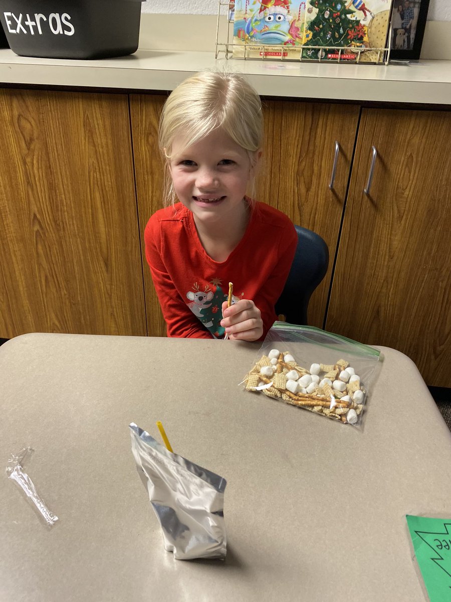 dclingingsmith1's tweet photo. A gingerbread craft, ornament exchange, a couple games, read aloud from some fantastic @PKLVikingsPE students, reindeer food and a holiday snack....a full and very fun way to wrap up our last day before break!!! 🎄❤️ #fabulousfirsties #holidayfun #breakisalmosthere @VV_Voyagers https://t.co/vkrsMs5TyI