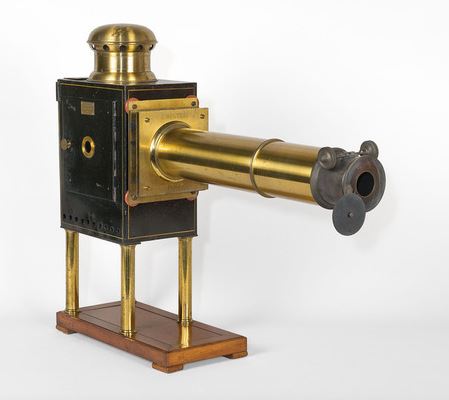 RealPreCinema's tweet photo. The #MagicLanterns below were painted sheet metal lanterns on four varnished copper legs with a varnished wood base. They had a porthole door on each side, a brass fireplace, long-dimension optical tube with two-wheel and rack-and-pinion lens and a spring-loaded sight glass. https://t.co/nvauTR4lPh