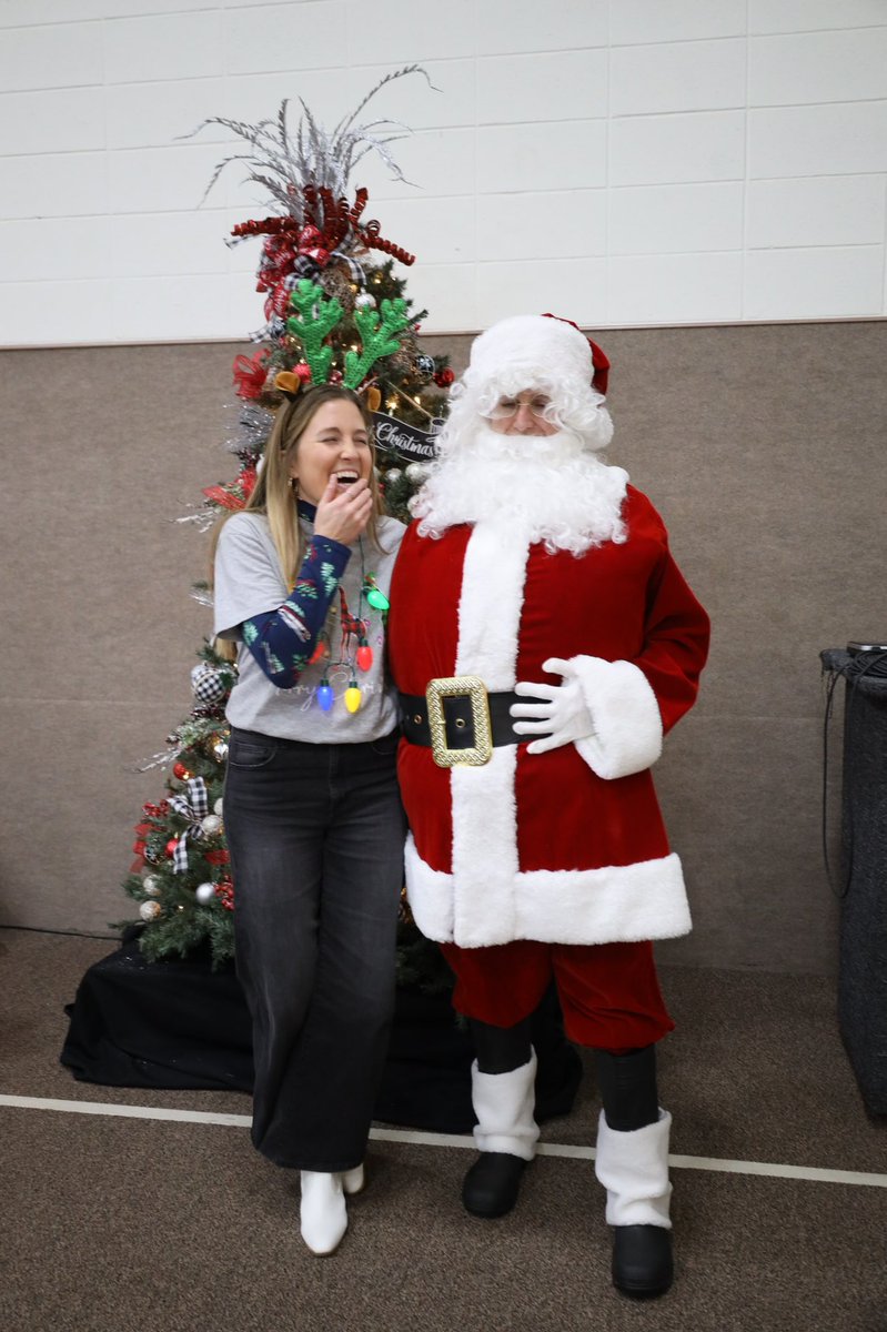Mikaela_Burgess's tweet photo. Left great reviews on Yelp, thanks for making the preschool party complete✨🎅🏼 @TylerBurgess_ https://t.co/F8apnOJEjl