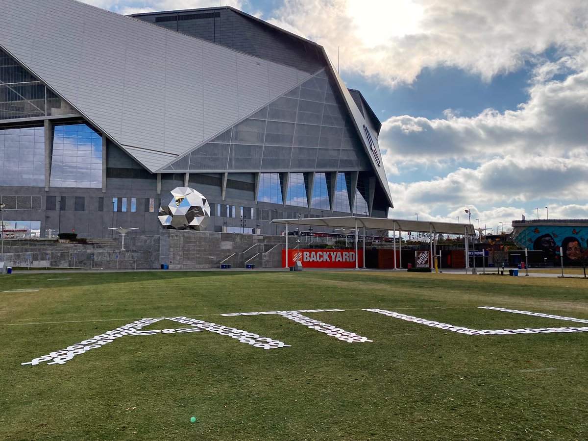 chrisdraft's tweet photo. Sometimes you have to call an audible!Traffic and the holidays have made it difficult to rally the #lungcancer survivors @WinshipAtEmor @WellstarHealth @PiedmontHealth @NorthsideHosp @GradyHealth so I have committed to dropping the ribbons off personally this weekend! #ATLMetro https://t.co/o97DLa4VkM