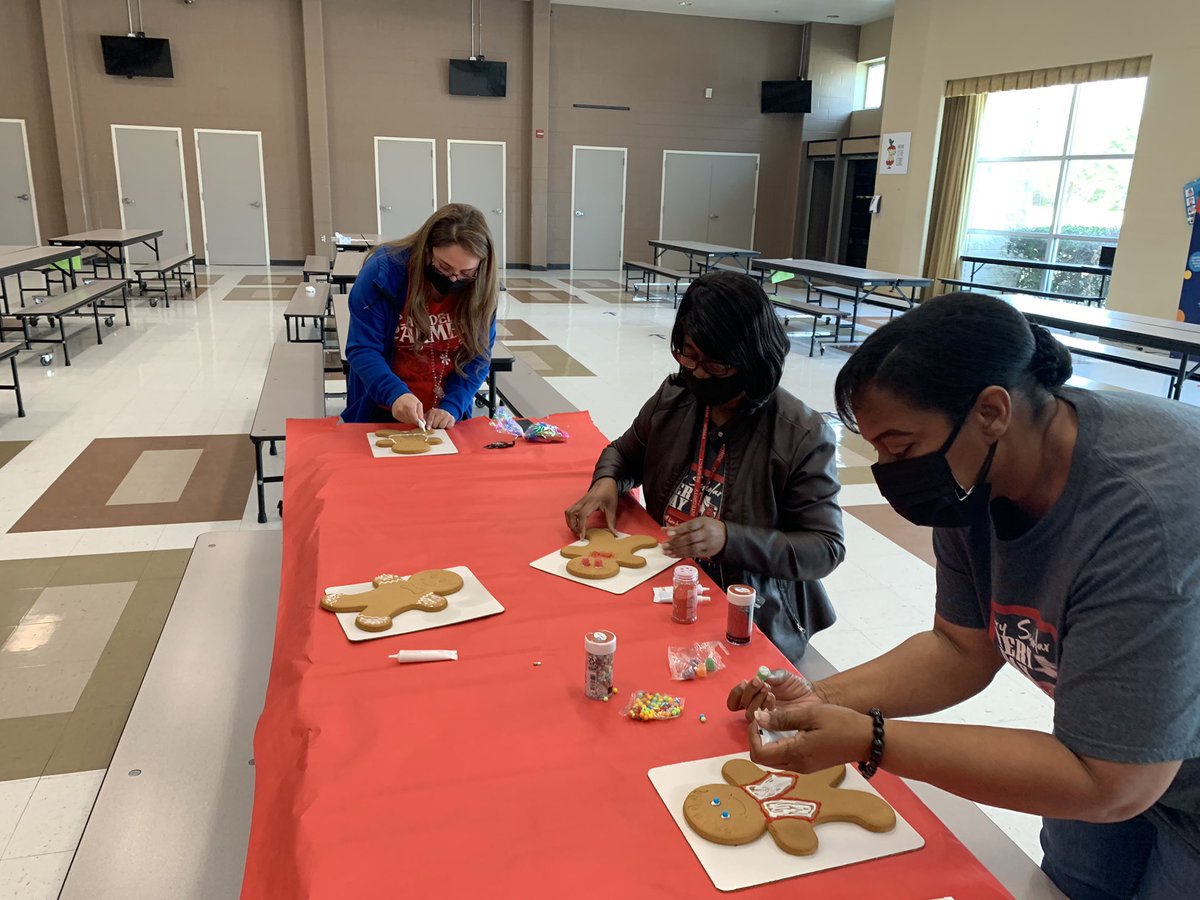 jaredpeters23's tweet image. AllPro Dads lived up to their names by preparing lunch for us. Teachers competed in a gingerbread man competition.  #EndingOnAHighNote #ColemanLove