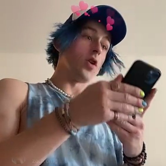 sctwsr's tweet photo. listening to crush ep // saw that goth gf was live https://t.co/mqq2LRQfXE