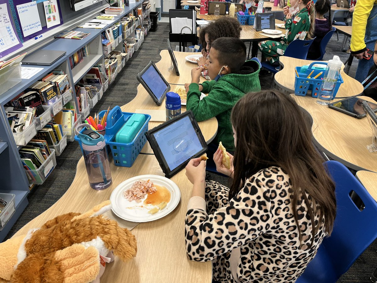 MrKingMikey's tweet photo. Nothing will top having an essay gallery WHILE eating homemade Pupusas!  @EscuelaKeyAPS @KeyFantastic4th https://t.co/Pq3mDing8p