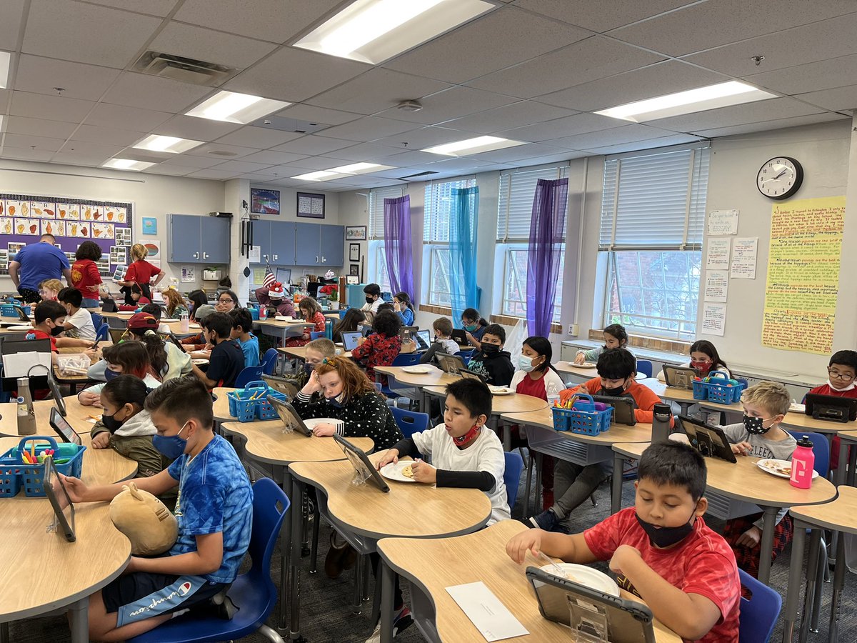 MrKingMikey's tweet photo. Nothing will top having an essay gallery WHILE eating homemade Pupusas!  @EscuelaKeyAPS @KeyFantastic4th https://t.co/Pq3mDing8p