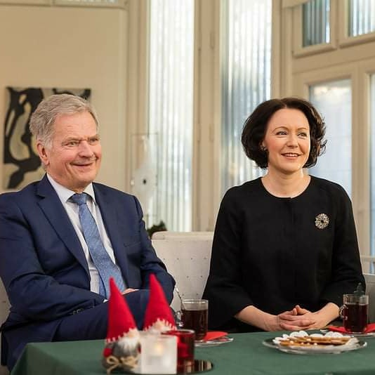 Kahden presidentin päivä. @niinisto ja @JenniHaukio perheelle luovutimme jouluksi kasvisherkkuja luonto- ja eläins.järjestöjen kanssa. @TarjaHalonen ideoi yhdessä @luontoliitto kanssa Itämeri-kassit, jotka piirsi 6v Victoria. Kassit tehty merestä kerätystä muoviroskasta.