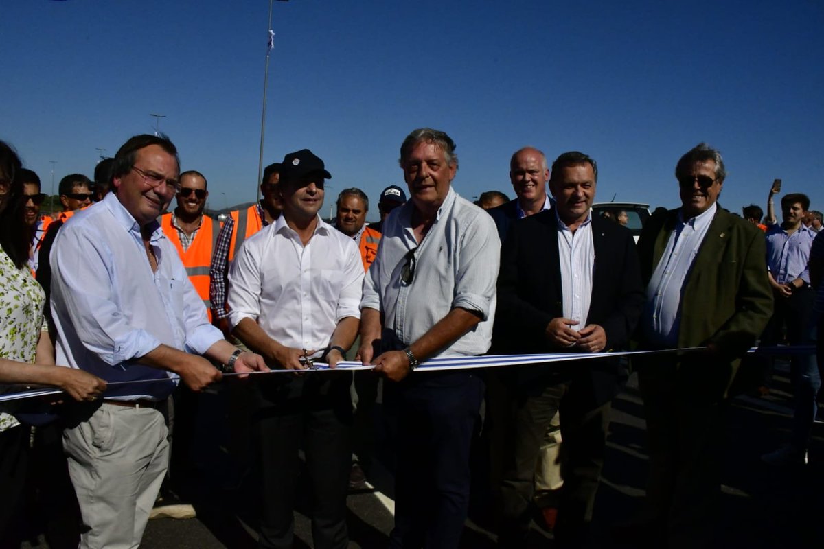 mtopuy's tweet photo. Habilitamos obras en ruta Interbalnearia‼️
Con la presencia del Presidente @LuisLacallePou y del Intendente de Maldonado @Antia_Enrique, el Ministro de Transporte @JLFalero y el Subsecretario @juanjoolaizola realizan corte de cinta del Intercambiador ruta 99 (ingreso a #Solís) https://t.co/JyjJdSUvM7