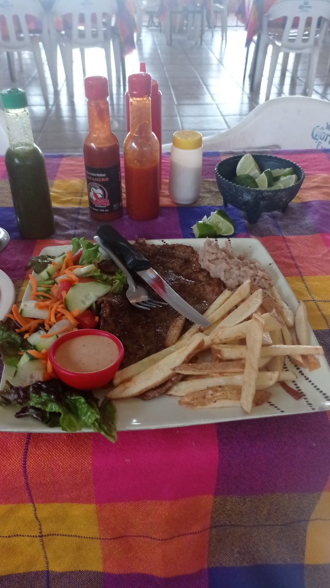 pelonmayall's tweet photo. En el restaurante La Petrita en Chapala echando taco!
Gustan?
#ComoSufro https://t.co/xHhg2YkYf7