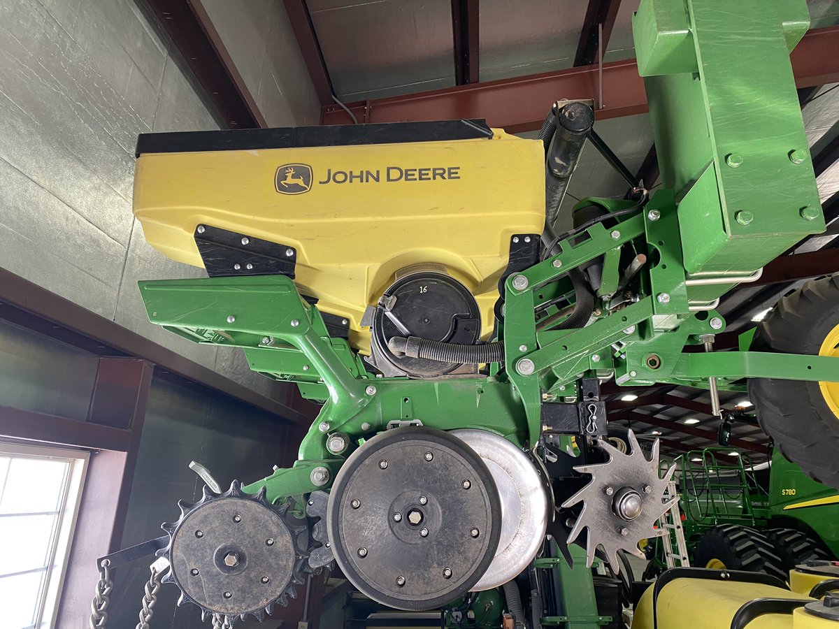 2014 1725 16 row 30” for sale, E sets, soybeans discs, groff row cleaners, air downforce, furrow cruisers, drag chains. Asking $62,000 OBO. Retweets appreciated.