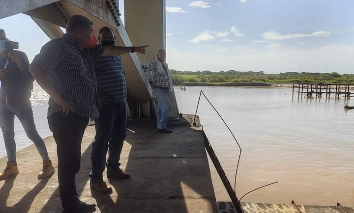 Econ_AndreaVzla's tweet photo. #MuñozTrabajando 
Gob @eduardopiate2 y Alcalde @AnnercoronaPsuv junto al equipo de #Infrea inspeccionando el Puente Colgante "José Cornelio Muñoz " Bruzual!
Joya Arquitectónica y de Ingeniería este Puente, que une nuestro Apure con Barinas!
Apure Grande!!
@NicolasMaduro 
@Maby80 https://t.co/w0ckAjsEmd