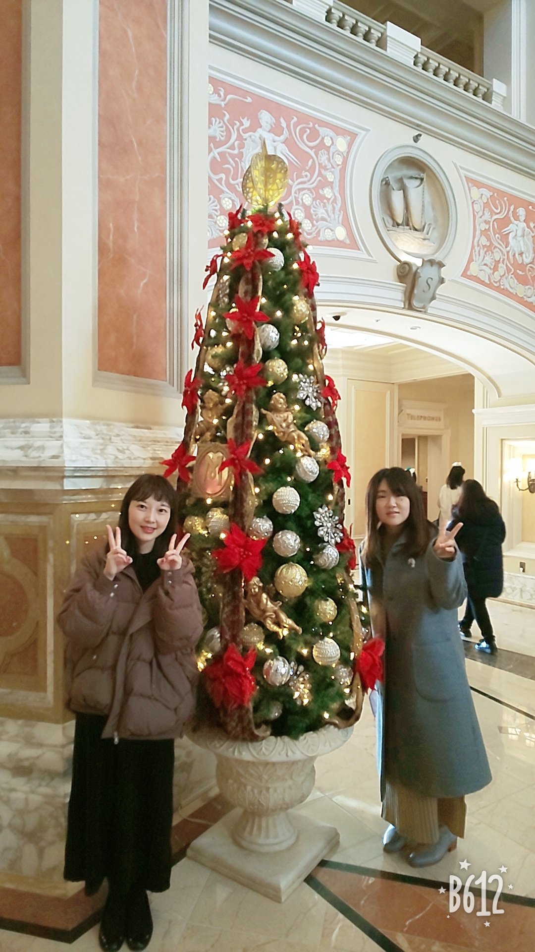 Yuuurin ミラコスタの朝は パークまで時間があり 沢山写真を撮りました クリスマスはいいですね キャストさんありがとうございます 双子コーデ ディズニー服装 双子コーデディズニー クリスマスツリー ホテルミラコスタ朝 Lineして夜更かし