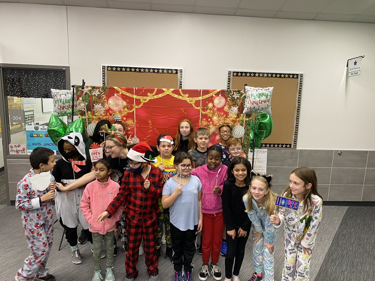 MsShelton5's tweet photo. Happy holidays from us to you! 

This picture just about sums up the chaos and fun of our day 🤣 https://t.co/nktSe0Drao