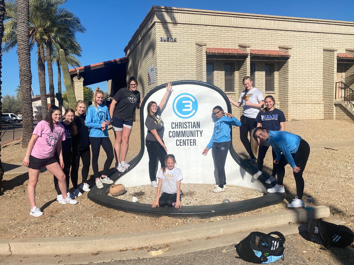 govalorgbball's tweet photo. Checking in from Phoenix and the Nike TOC. Before tomorrow’s tip, the girls headed over to the C3 Community Center to help with some projects. From cleaning to getting the space ready for Christmas services, we are proud of how these girls serve! @valorsportsnet @ValorDiscovery https://t.co/NEcd6MECan