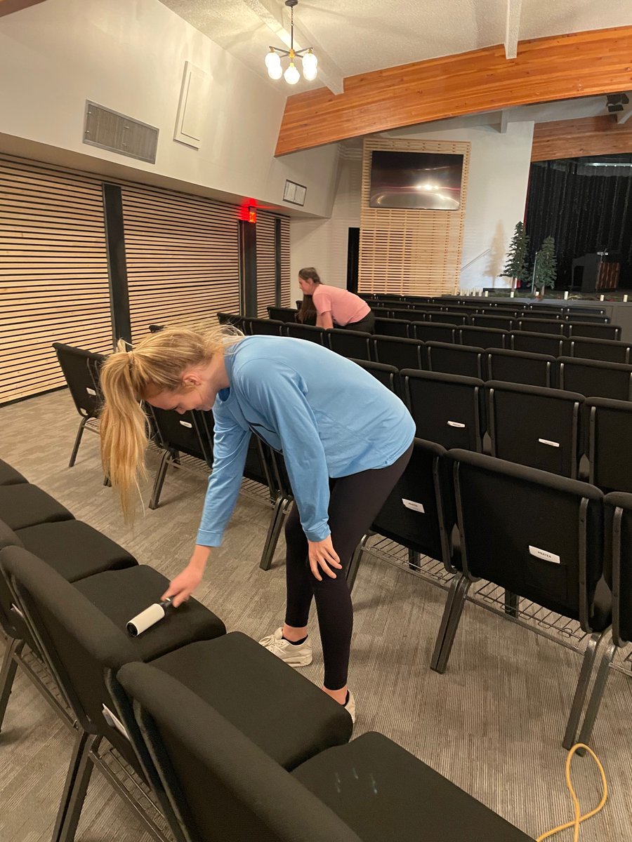 govalorgbball's tweet photo. Checking in from Phoenix and the Nike TOC. Before tomorrow’s tip, the girls headed over to the C3 Community Center to help with some projects. From cleaning to getting the space ready for Christmas services, we are proud of how these girls serve! @valorsportsnet @ValorDiscovery https://t.co/NEcd6MECan