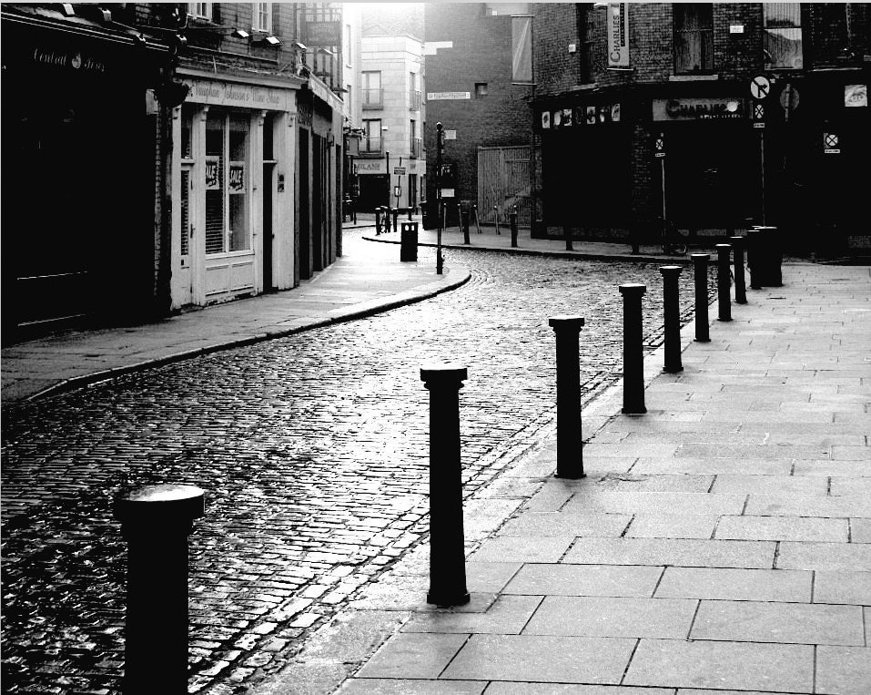 Loving these B&amp;W snaps of streets &amp; highways of towns &amp; cities!
#TempleBar👇Dublin