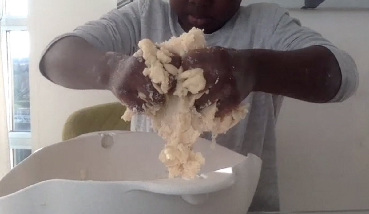 azzahamdi's tweet photo. What? Virtual class on the last day of the year? Ok we’re baking Christmas cookies #Kindergarten #baking in #virtualclass https://t.co/sIw1KIjhN1