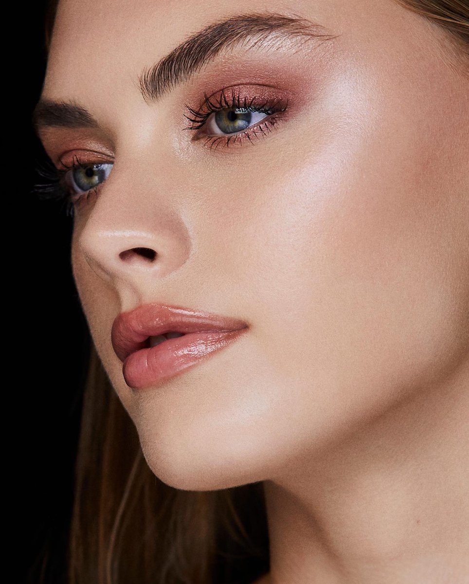 Rosy tones in a range of finishes feel just right for festive evenings out.

Featuring:
#CuratedBy Hourglass 5-Pan Palette in Vibrant Rose, including shades:
FOX – Light champagne
KEY – Dusty rose
HER - Pink coral
DOE - Clay brown
LOT - Rose copper

#Curator
#HourglassCosmetics