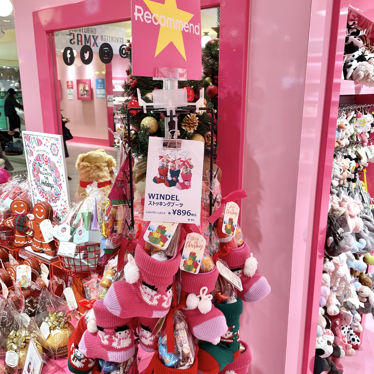 SHIBUYA109NET's tweet photo. B2F PLAZA🎄

クリスマス定番のお菓子といえば
チョコレートとかが詰まった
ストッキングブーツ🧦💕

お菓子を食べ終わったあとは
ツリーに飾っても可愛いよね🌛🍒

#109XMAS https://t.co/yositvdM70