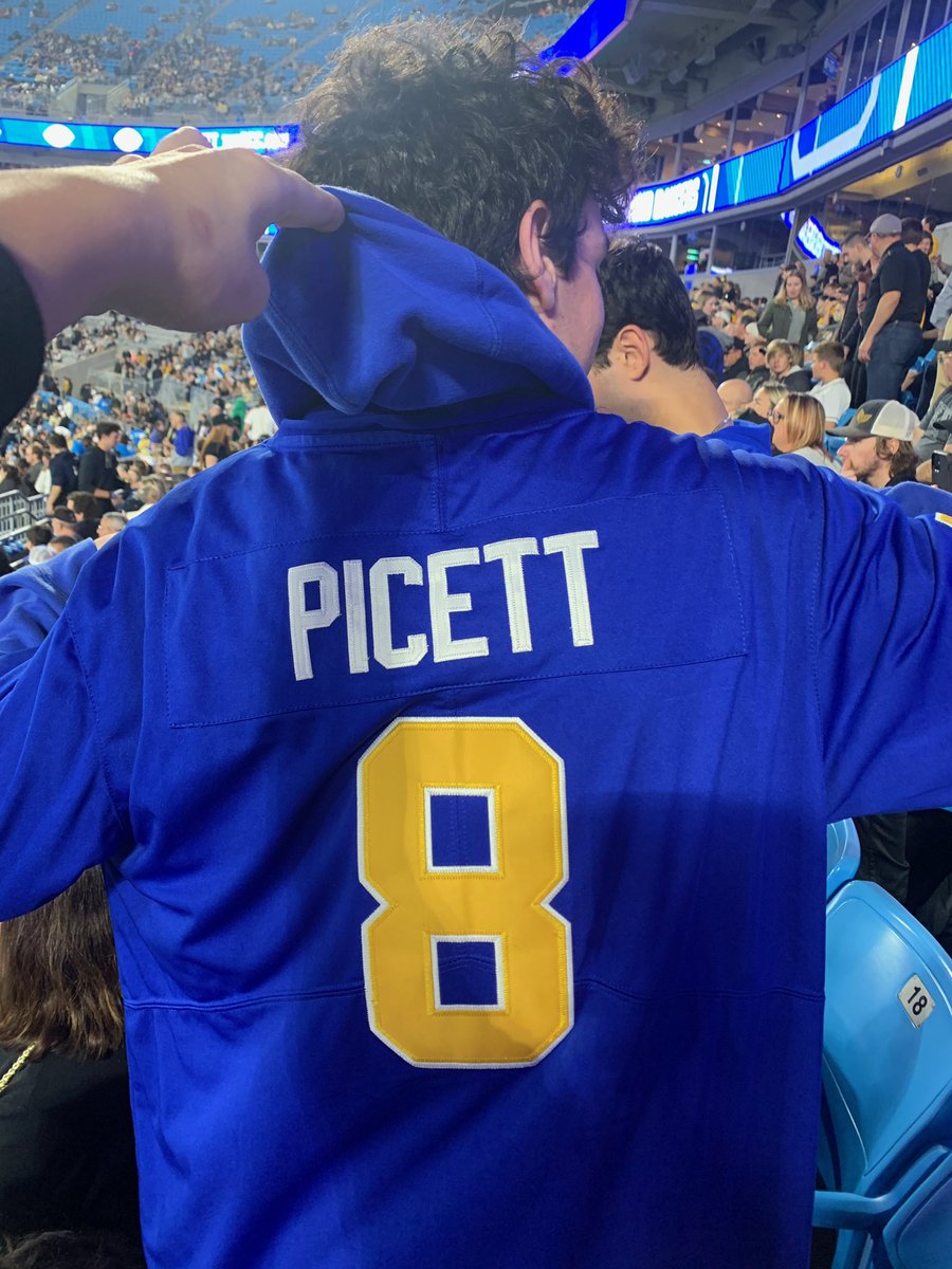 Jake68930202's tweet photo. i ordered a jersey off of @Etsy and it was spelled completely wrong. the jersey quality was terrible as well i was very upset https://t.co/qeCwJq4AQv