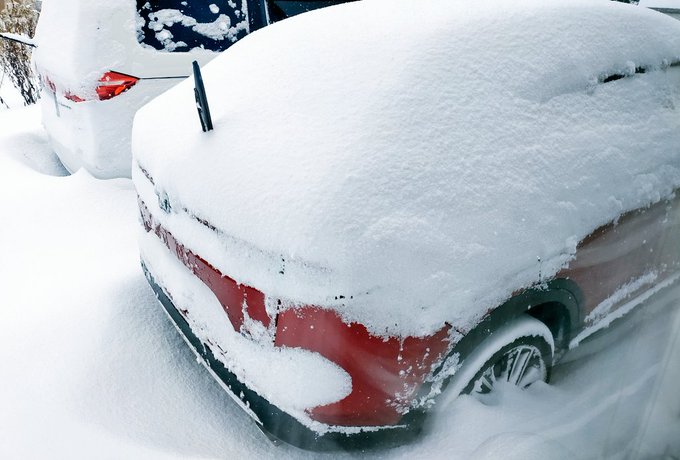 タイヤ半分まで埋まってて草 