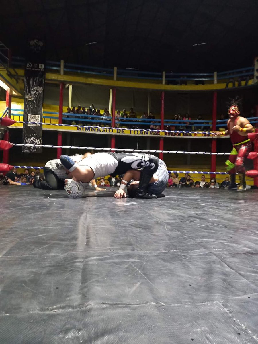 LaTijeraLucha's tweet image. La segunda lucha de la noche es para el bando rudo #Crimen, #Obelyus y el experimentado #MimoDark que de forma categórica vencen a #Energia, #Alkymia y #ReyGuerrero, quienes hicieron vibrar al público de #LuchaLibreCM y la porra de la #ArenaSanJuanPantitlan...
#latijeraluchalibre
