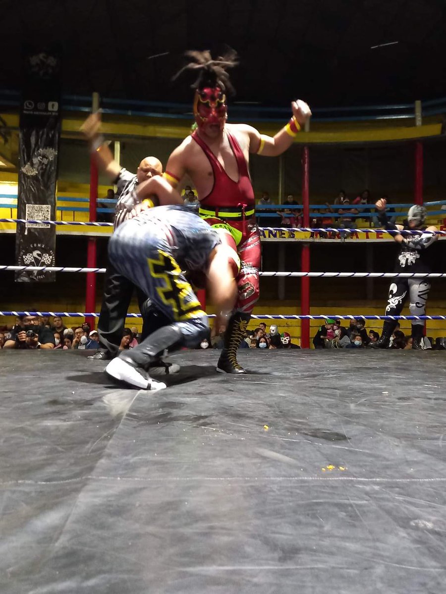 LaTijeraLucha's tweet image. La segunda lucha de la noche es para el bando rudo #Crimen, #Obelyus y el experimentado #MimoDark que de forma categórica vencen a #Energia, #Alkymia y #ReyGuerrero, quienes hicieron vibrar al público de #LuchaLibreCM y la porra de la #ArenaSanJuanPantitlan...
#latijeraluchalibre