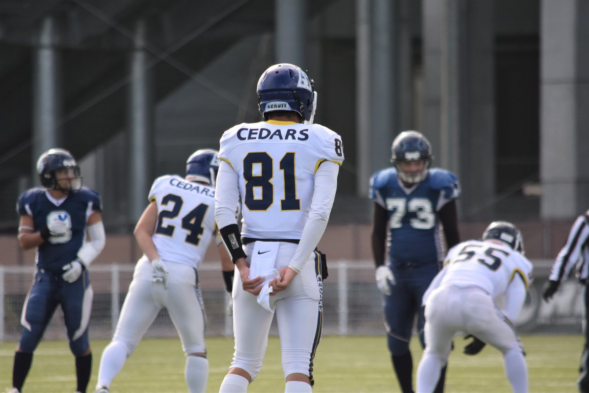 関西学生2､3部入れ替え戦
1977年に本格的な活動を開始した大阪市立大（白）は、これがチームとして最後のゲーム。2部昇格をかけて兵庫県立大に挑んでいますが、前半は0-10で終えました。