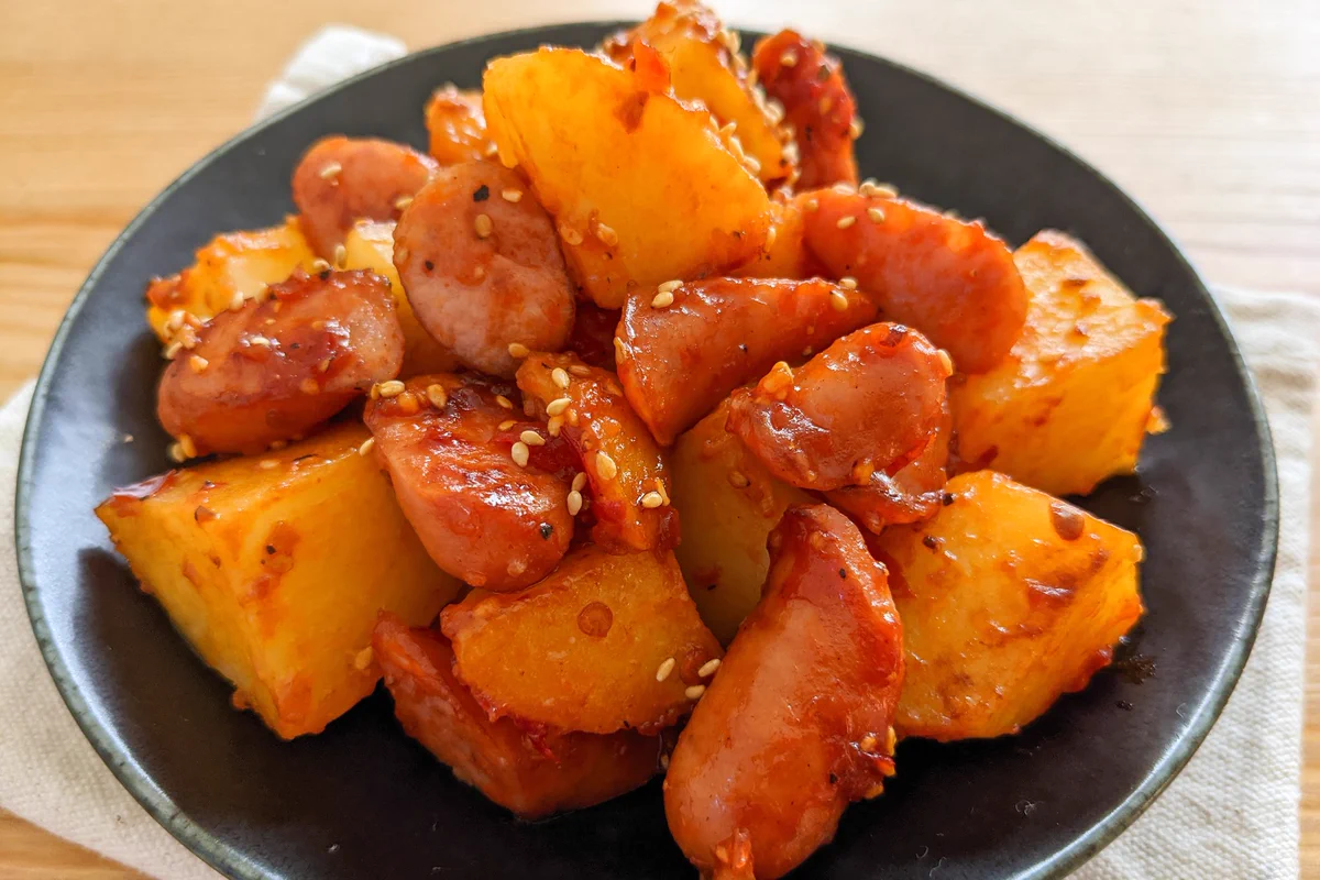 お箸が進みそう！旨辛な味付けがとっても美味しそうな、「ジャーマンポテト」のレシピ！