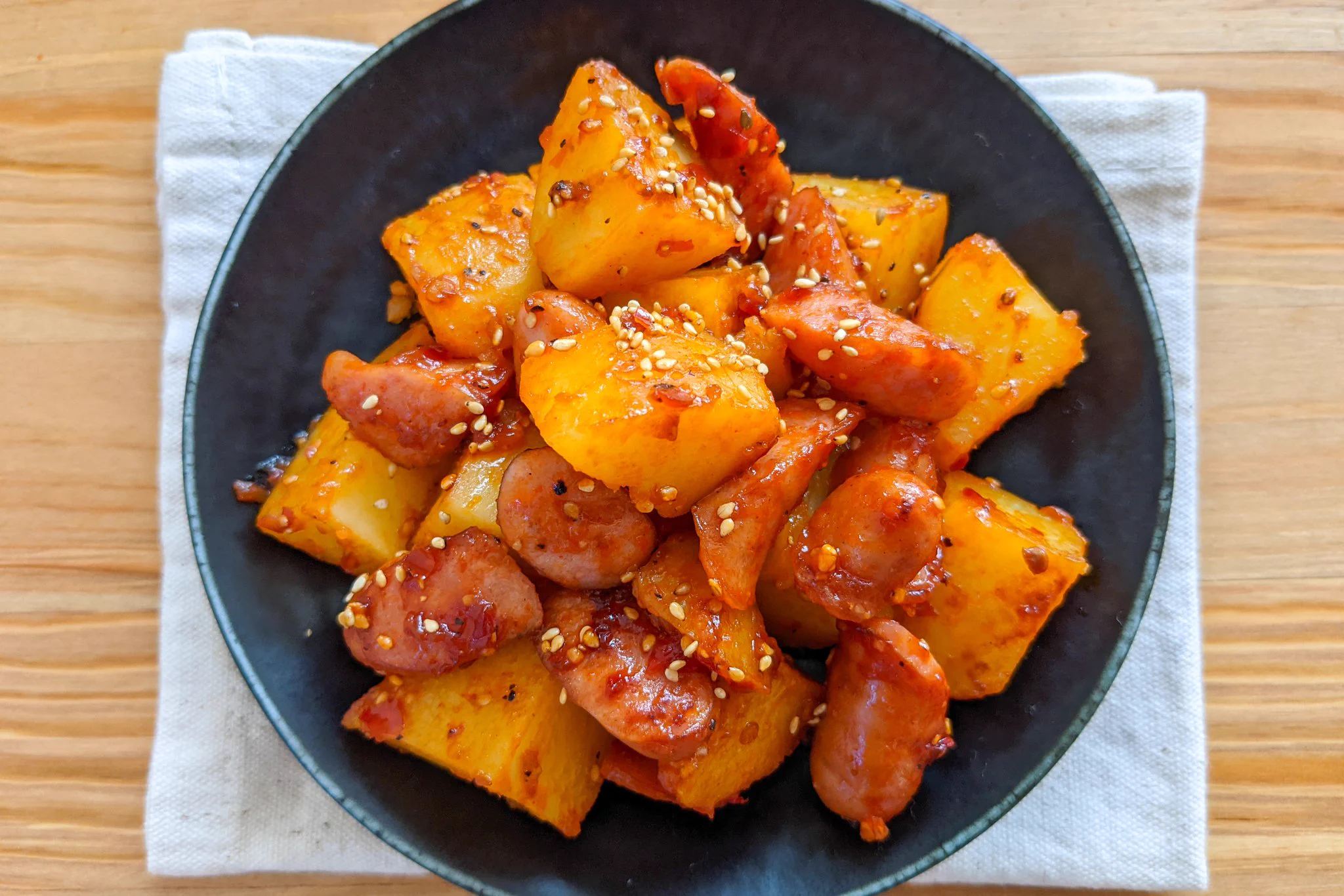 お箸が進みそう！旨辛な味付けがとっても美味しそうな、「ジャーマンポテト」のレシピ！