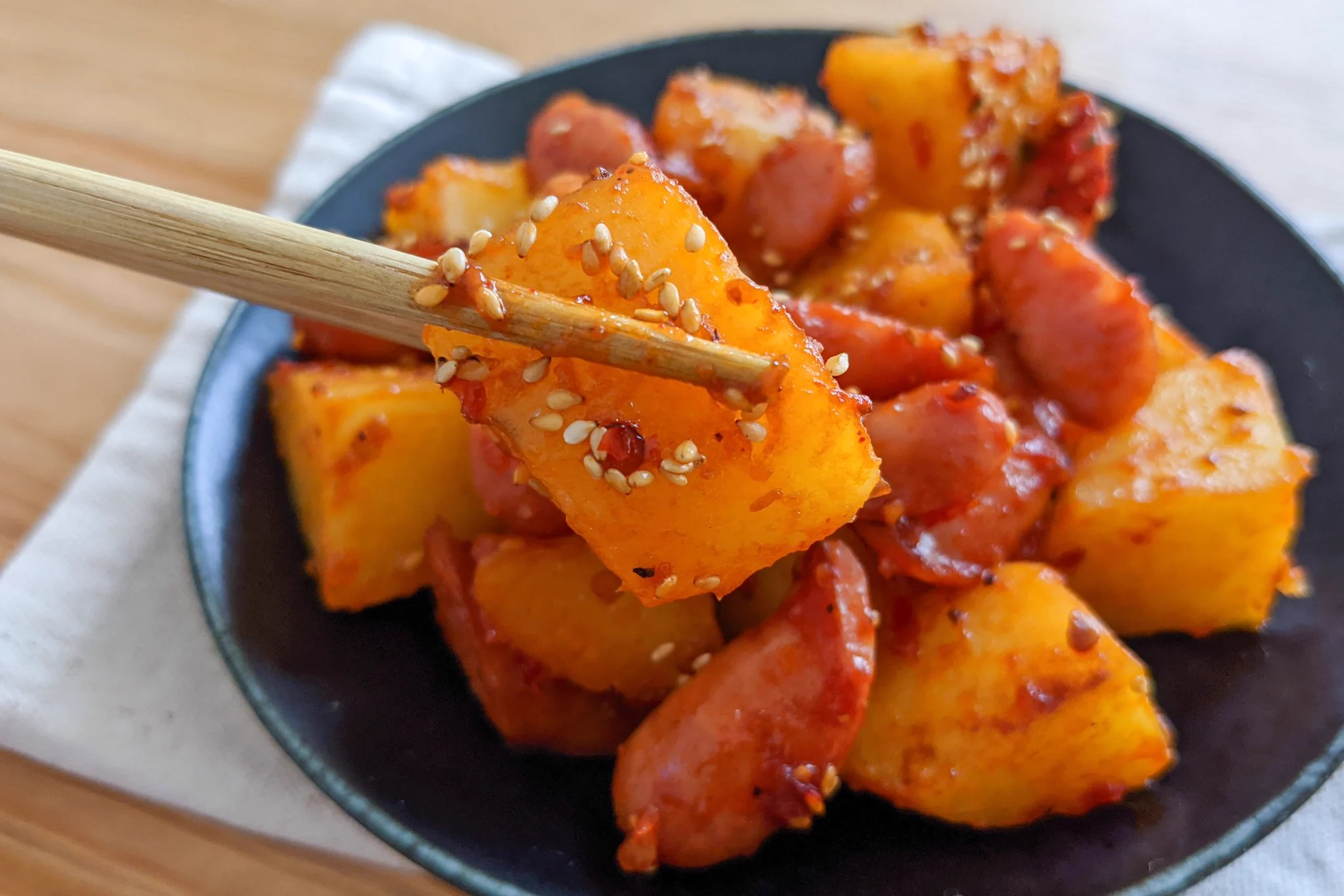 お箸が進みそう！旨辛な味付けがとっても美味しそうな、「ジャーマンポテト」のレシピ！