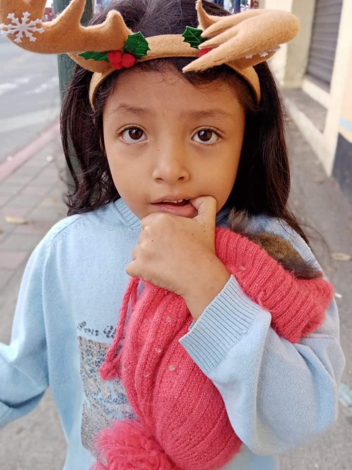 VinicioTVGT's tweet photo. NIÑA PERDIDA

Esta Niña se perdió en la Pasarela de la Cuchilla en la Z.6, ciudad.

Dice llamarse Keyla...indica que su mamá se llama Marta.

Actualmente la tiene en resguardo la PNC  ubicada por el Mercado San Martín.

Favor compartir para que la información llegue a la familia. https://t.co/OilKHJIQYP