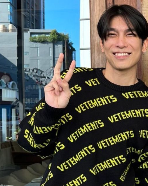 Elinor2021_Mew's tweet photo. I need to scream: SUPERIOR barefaced Mew Suppasit!!!
It's wonderful to see you sporting this huge smile on your handsome face
MEW X SAM KIM
@Msuppasit
#MewSuppasit
#SPACEMAN
#B430_DOC https://t.co/uQRHg2C8wd