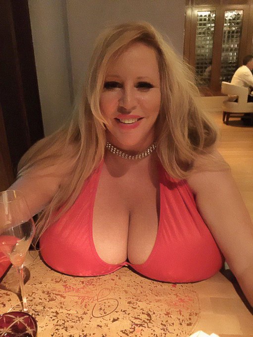 People have been asking about gifts. Link in bio to Amazon wish list. Pls Send me something nice for<a href="/tag/europedichan"class="tags"><span>#europedichan</span></a>