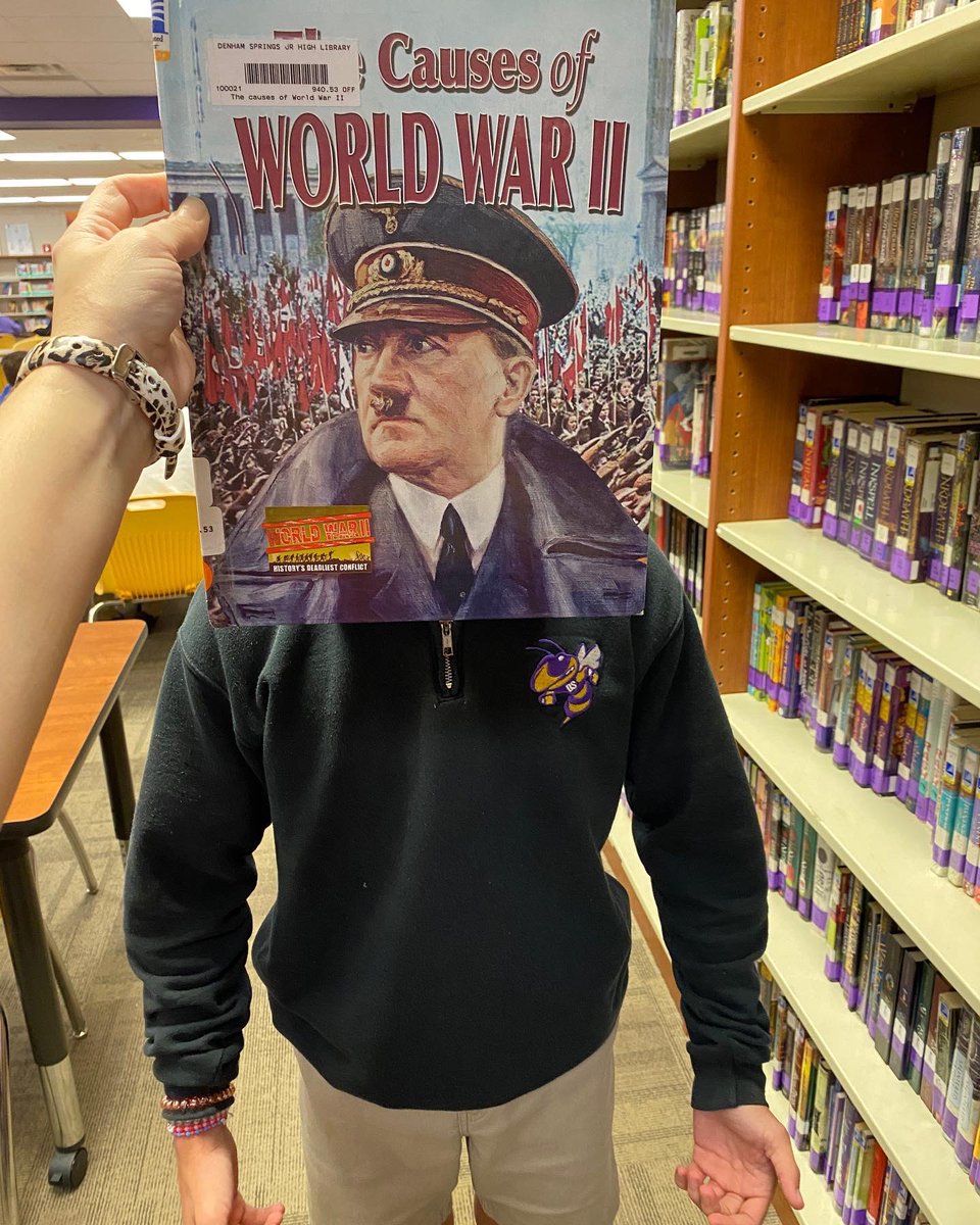 loudbibliophile's tweet photo. Happy #bookfacefriday📚😃Thanks to @loviehowell21 for the Coyote Sunrise inspiration! https://t.co/LvOBEGgdHE