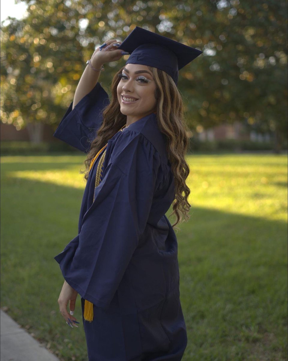jaylianaaa's tweet image. Accomplished my biggest goal that I set at age 14 😭. At 19, I Graduated with my Bachelors Degree in Criminal Justice with a 3.8 gpa 📚👩‍🎓❤️ #firstgeneration #collegegrad #Classof2021