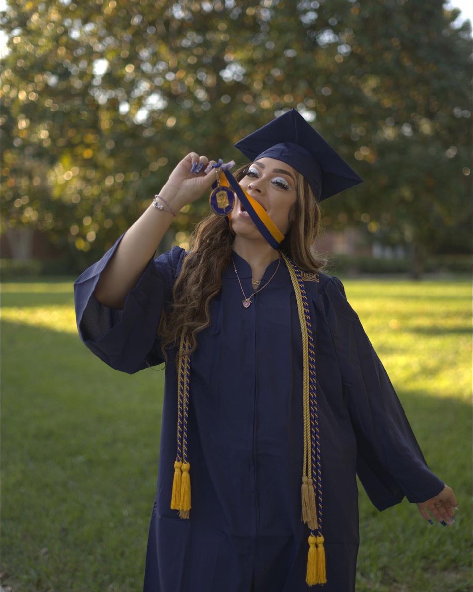 jaylianaaa's tweet image. Accomplished my biggest goal that I set at age 14 😭. At 19, I Graduated with my Bachelors Degree in Criminal Justice with a 3.8 gpa 📚👩‍🎓❤️ #firstgeneration #collegegrad #Classof2021